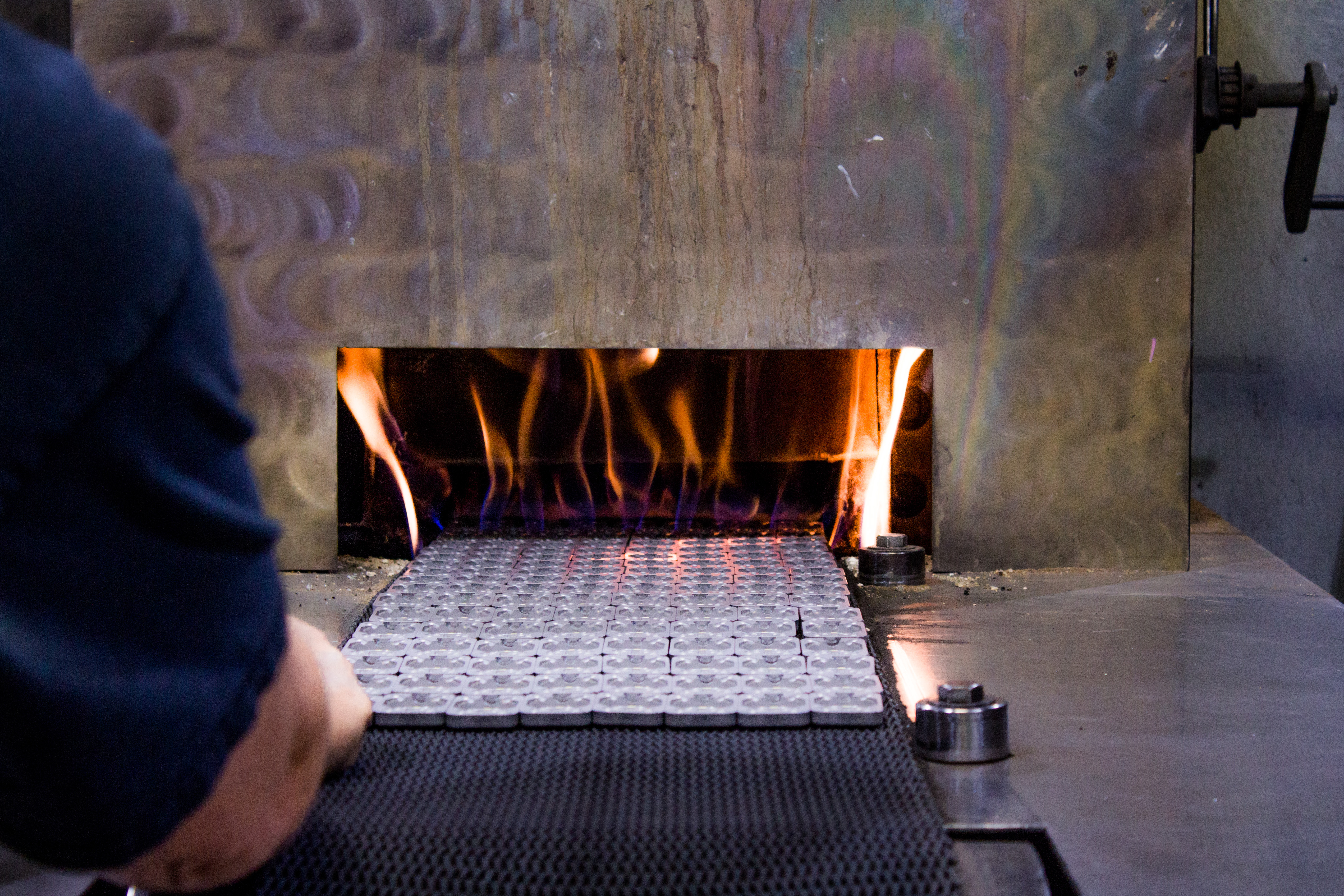 Belt furnace with powdered metal parts